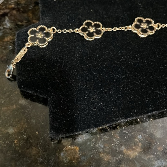 Beautiful flower black enamel 5 petals bracelet in gold-tone fashion - Picture 7 of 13